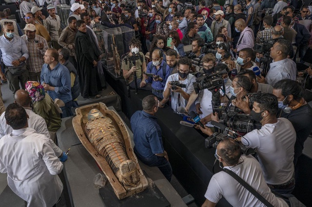 Theo Mostafa Waziri, tổng thư ký của Hội đồng cổ vật tối cao Ai Cập, hai bức tượng gỗ khác được tìm thấy trong lăng mộ của một thẩm phán cổ đại của triều đại thứ 6.