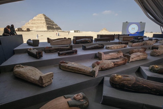 Các quan tài bằng gỗ niêm phong được tìm thấy trong ba hầm chôn cất ở độ sâu 12 mét ở nghĩa địa Saqqara phía nam Cairo.