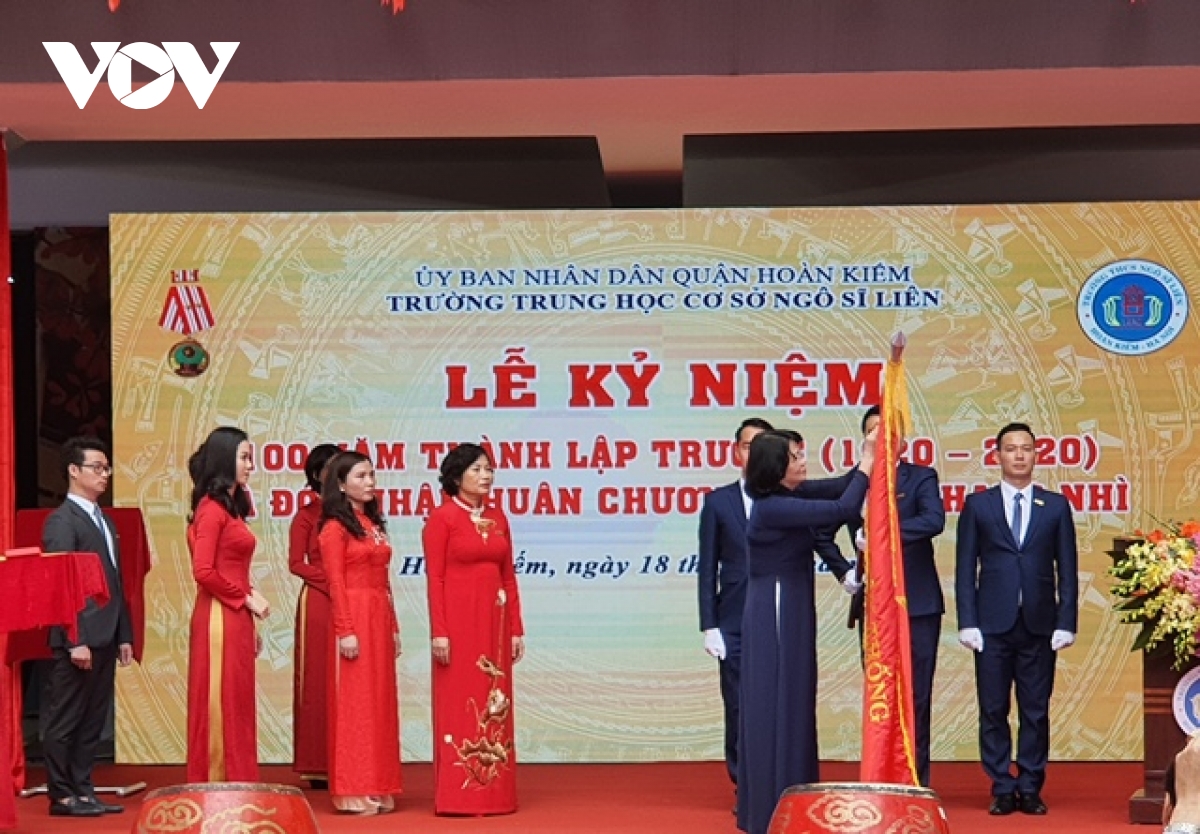 Phó Chủ tịch nước trao Huân chương Độc lập hạng Nhì cho trường THCS Ngô Sỹ Liên.