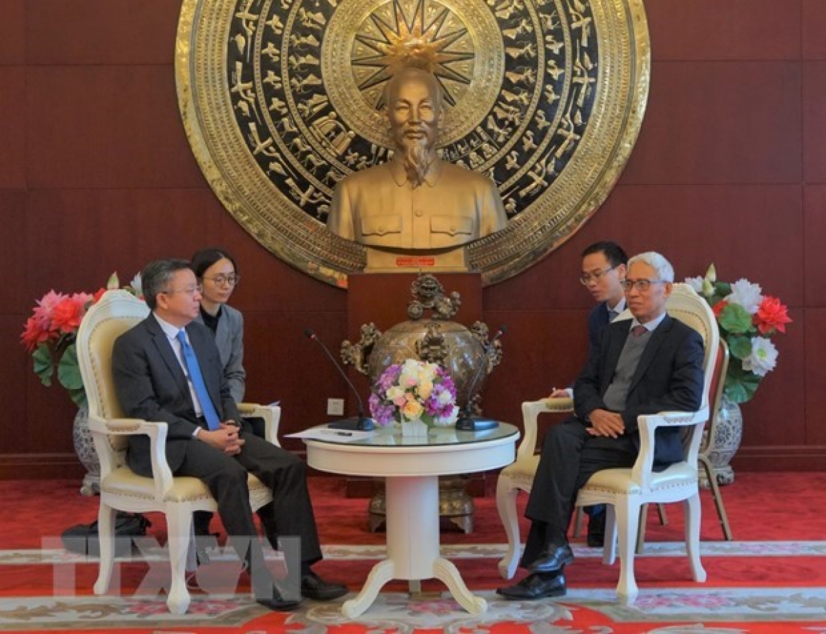 Đại sứ Việt Nam tại Trung Quốc Phạm Sao Mai tiếp Phó Thị trưởng Thành phố Trùng Khánh Lý Ba. (Ảnh: TTXVN)