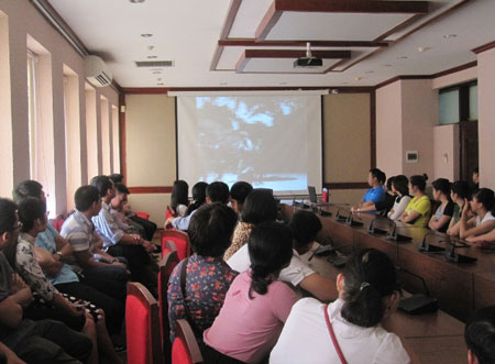 Khách tham quan xem tư liệu về Chủ tịch Hồ Chí Minh tại Bảo tàng Hồ Chí Minh. Ảnh VGP/Nhật Thy