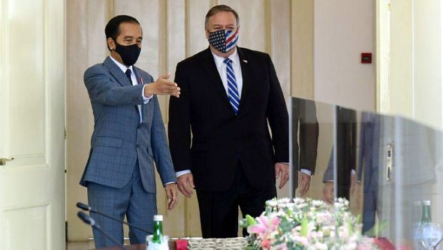 Tổng thống Indonesia, Joko Widodo (trái) tiếp Ngoại trưởng Mỹ Mike Pompeo tại Dinh Tổng thống ngày 29/10. Ảnh: Reuters