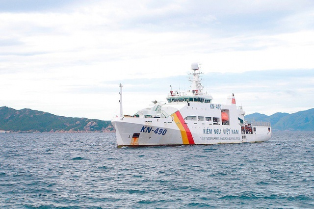 Tàu kiểm ngư đang đưa 3 ngư dân tàu cá BĐ 97469 TS được cứu sống về cảng Cam Ranh. Ảnh: Người Lao động