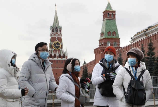 Du khách đeo khẩu trang ở thủ đô Moskva, Nga. Ảnh: EPA