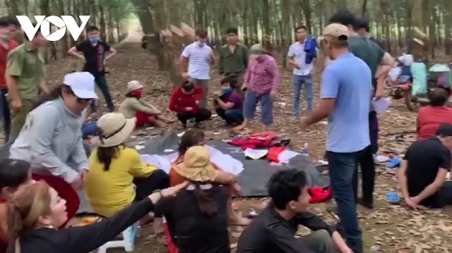 C&ocirc;ng an đột k&iacute;ch bắt quả tang c&aacute;c con bạc đang đ&aacute;nh bạc trong l&ocirc; cao su.