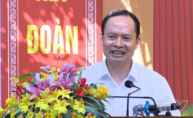  đồng chí Trịnh Văn Chiến, Ủy viên Trung ương Đảng, Chủ tịch HĐND tỉnh biểu dương sự cố gắng nỗ lực của cán bộ và Nhân dân thôn Yên Định trong việc phát huy khối đại đoàn kết, đồng thuận phát triển kinh tế - xã hội, nâng cao đời sống nhân dân