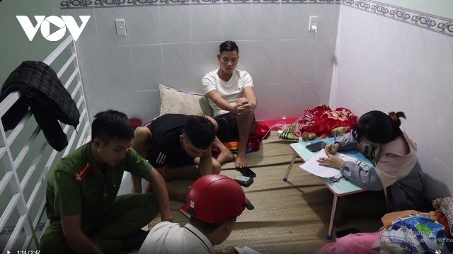 Công an kiểm tra chỗ ở của hai vợ chồng Vinh- Nguyệt