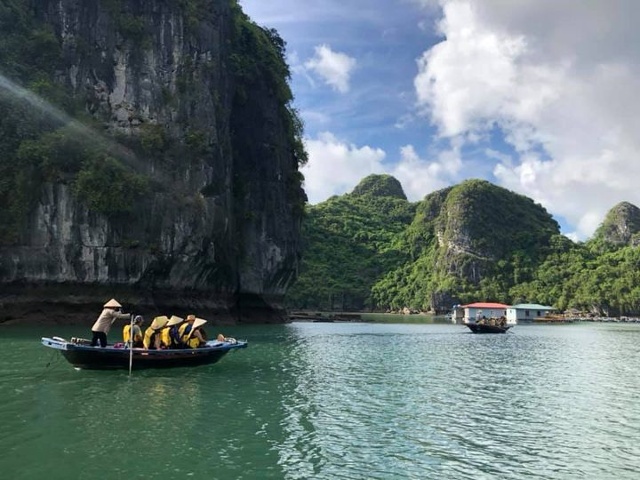 Khách du lịch tham quan vịnh Hạ Long. Ảnh: VGP/Hà Anh