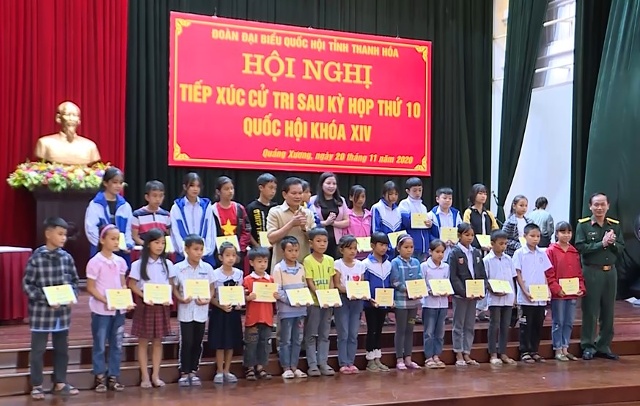 Các ĐBQH đã tặng quà cho học sinh có hoàn cảnh đặc biệt khó khăn vươn lên vượt khó học giỏi trên địa bàn huyện Quảng Xương.