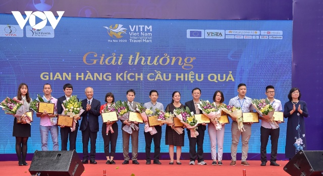Ban Tổ chức trao kỷ niệm chương cho các Gian hàng kích cầu hiệu quả tại VITM 2020.