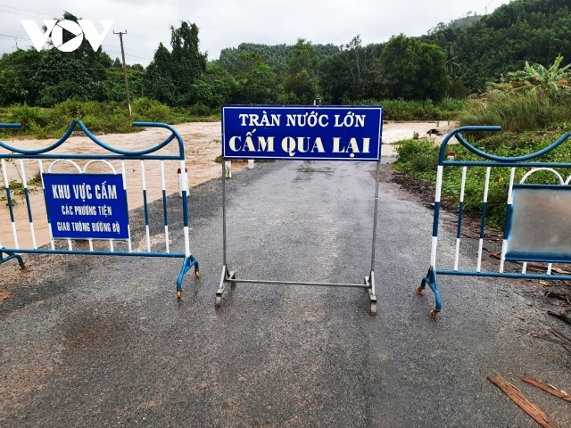 Nhiều đoạn đường ở huyện miền núi Khánh Sơn đã bị ngập.