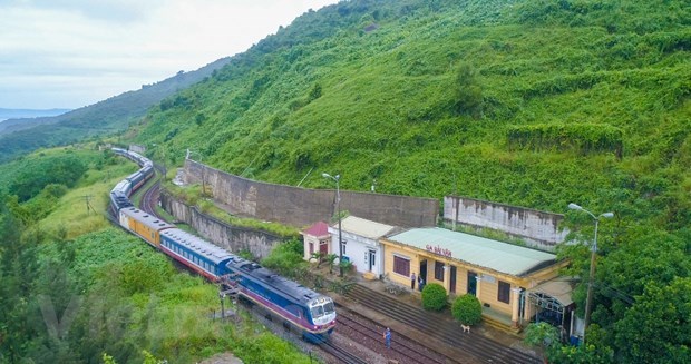Tuyến đường sắt Bắc-Nam đã được thông tuyến đoạn qua một số tỉnh miền Trung. 