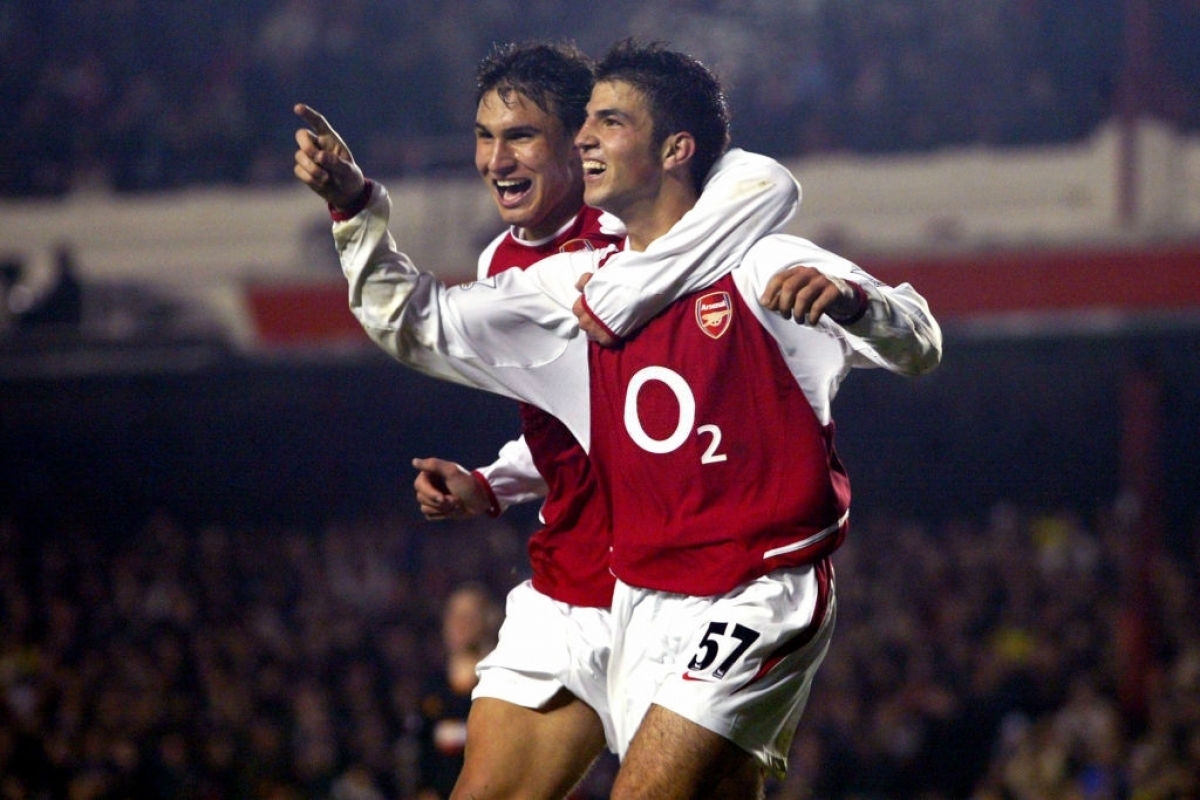 Cesc Fabregas ăn mừng bàn thắng vào lưới Wolves (Ảnh: Getty).