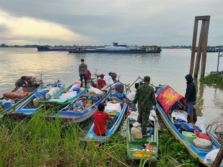 Giám sát chặt chẽ phương tiện thủy đến từ Campuchia để phát hiện sớm, ngăn chặn các trường hợp nhập cảnh trái phép, đề nghị xử lý nghiêm và yêu cầu cách ly y tế theo quy định - Ảnh minh họa
