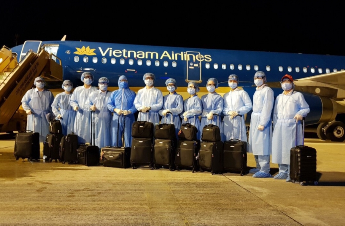 Vietnam Airlines đã có quyết định tạm dừng phân công công việc với nam tiếp viên D.T.H để xem xét kỷ luật với hình thức sa thải.