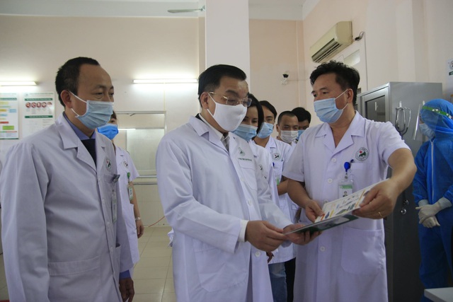 Ông Chu Ngọc Anh - Chủ tịch UBND TP Hà Nội đi kiểm tra công tác phòng chống dịch tại Bệnh viện Đức Giang