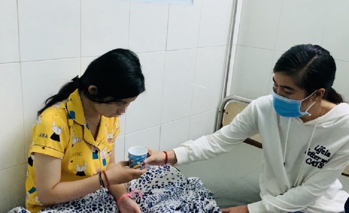 Nữ sinh N.T.N.Y (trái) vẫn đang được điều trị tại Bệnh viện Nhi đồng 2, TP.HCM. Ảnh: PLO