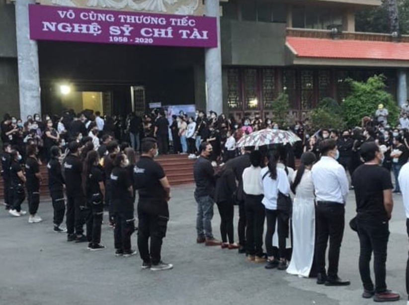 Đông đảo khán giả, nghệ sĩ nối hàng dài tiễn biệt danh hài Chí Tài.