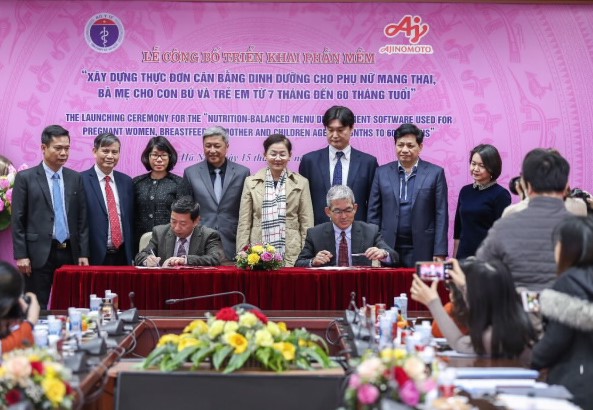 Vụ trưởng Vụ Sức khỏe bà mẹ-trẻ em và Tổng Giám đốc Công ty Ajinomoto Việt Nam ký kết biên bản ghi nhớ về hợp tác triển khai phần mềm trên phạm vi toàn quốc
