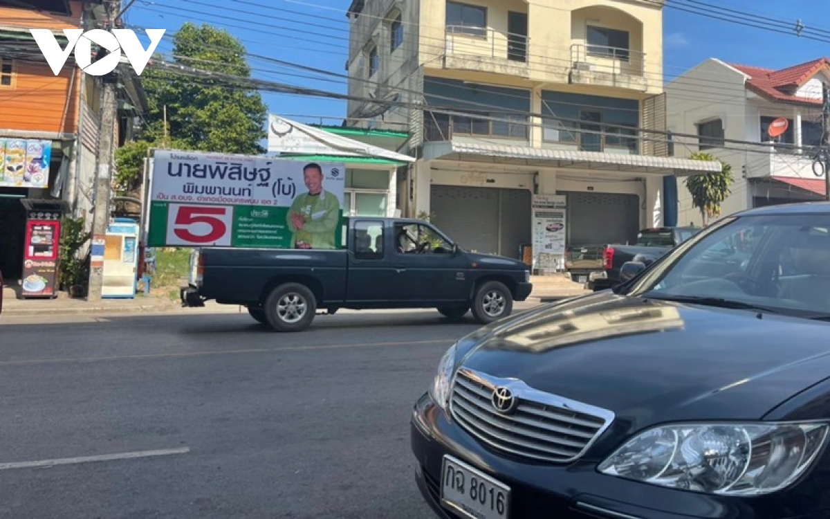 Áp phích bầu cử tại tỉnh Nakhon Phanom ở đông bắc Thái Lan.
