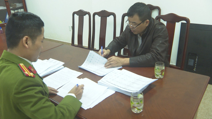 Nguyễn Viết Hải (bìa phải) làm việc với cơ quan công an