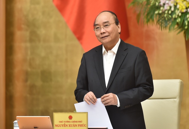 Tại phiên họp Chính phủ thường kỳ tháng 11, Thủ tướng Nguyễn Xuân Phúc chúc mừng 3 thành viên Chính phủ mới. Ảnh: VGP/Quang Hiếu