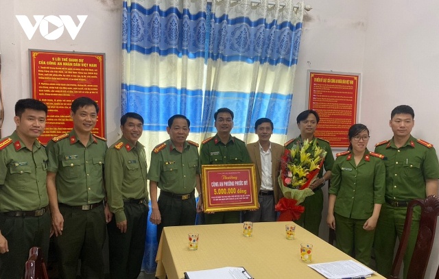 Lãnh đạo Công an TP Đà Nẵng động viên khen thưởng Công an phường Phước Mỹ.