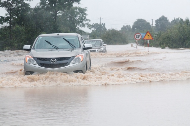 Tỉnh lộ 1 đoạn qua xã Ea Huar (huyện Buôn Đôn) bị ngập sâu.