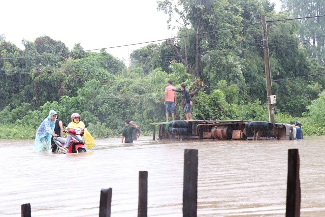 Một chiếc xe tải bị lật khi lưu thông trên Tỉnh lộ 1 đoạn qua xã Cư Mlan.