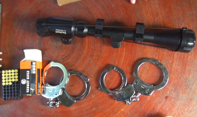 Lực lượng Công an thu giữ còng số 8, đạn và một số đồ vật tại nhà Lê Quang Cường.