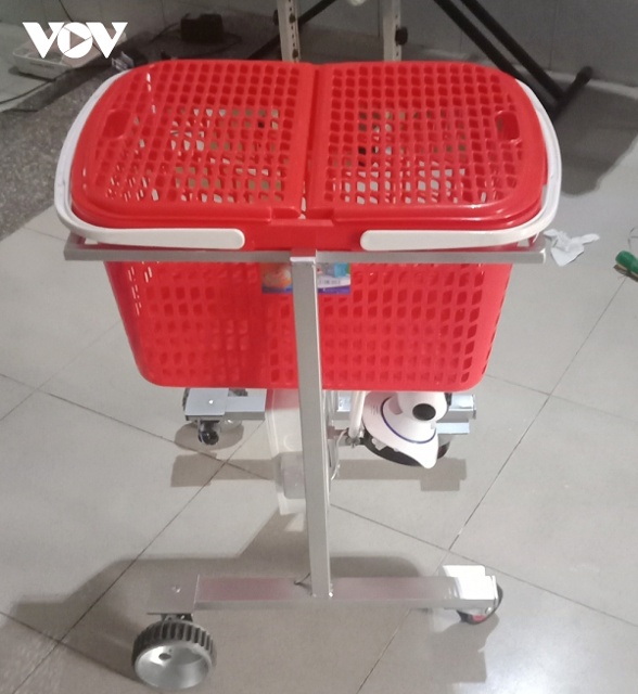 Robot vận chuyển thuốc và nhu yếu phẩm đến cho bệnh nhân.
