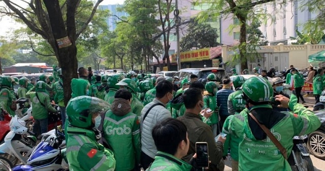 Hàng trăm tài xế Grab biểu tình phản đối tăng chiết khấu. (Ảnh minh họa: KT)