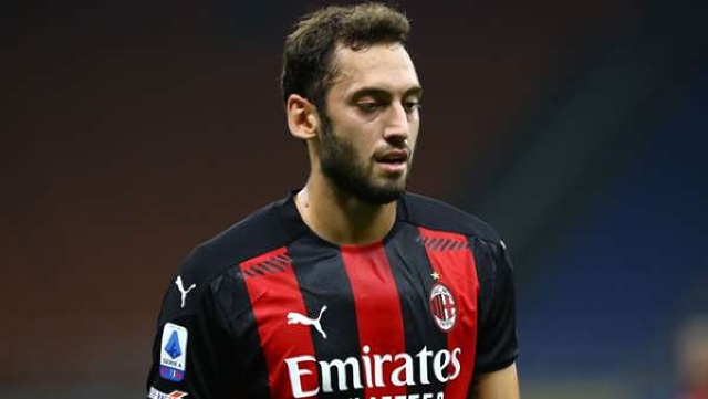 Calhanoglu chơi rất tốt trong màu áo AC Milan (Ảnh: Getty).