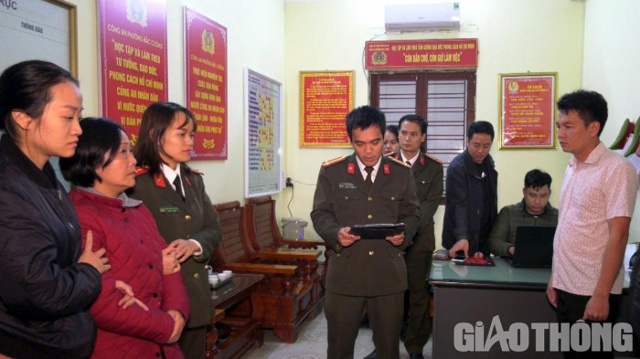 Cơ quan công an đọc lệnh bắt giữ người trong trường hợp khẩn cấp đối với Bùi Hồng Thiện (áo đỏ)