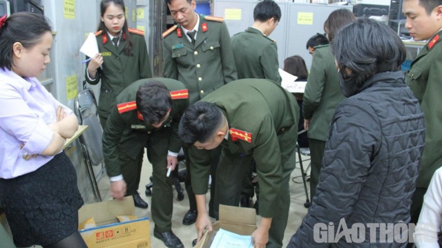 Lực lượng chức năng kiểm tra thu giữ nhiều tài liệu có liên quan