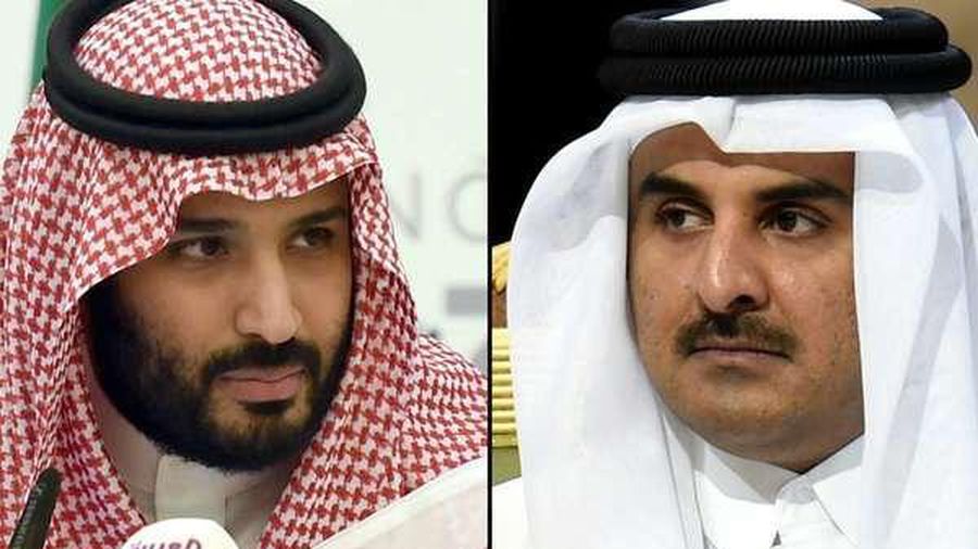 Thái tử Ảrập Xêút Mohammed bin Salman (trái) và Quốc vương Qatar Sheikh Tamim bin Hamad Al Thani. Ảnh: CNN