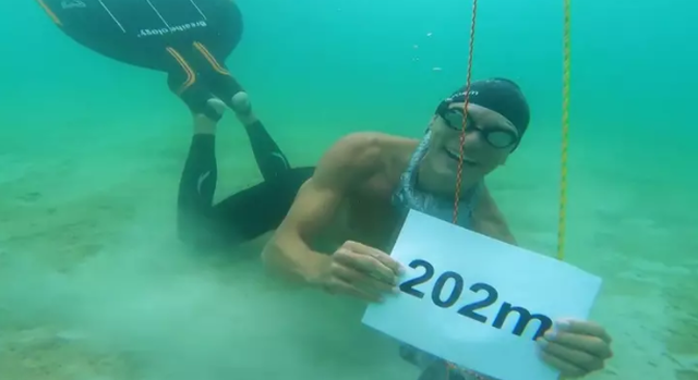 Kỷ lục gia chụp ảnh mừng chiến thắng dưới nước