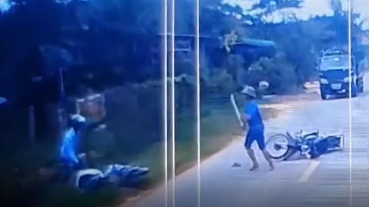 Ông Tuấn vác gậy đuổi đánh nam thanh niên (Ảnh cắt từ clip)