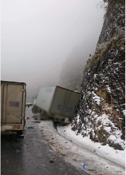 Xe tải va vào vách núi do đường tuyết trơn