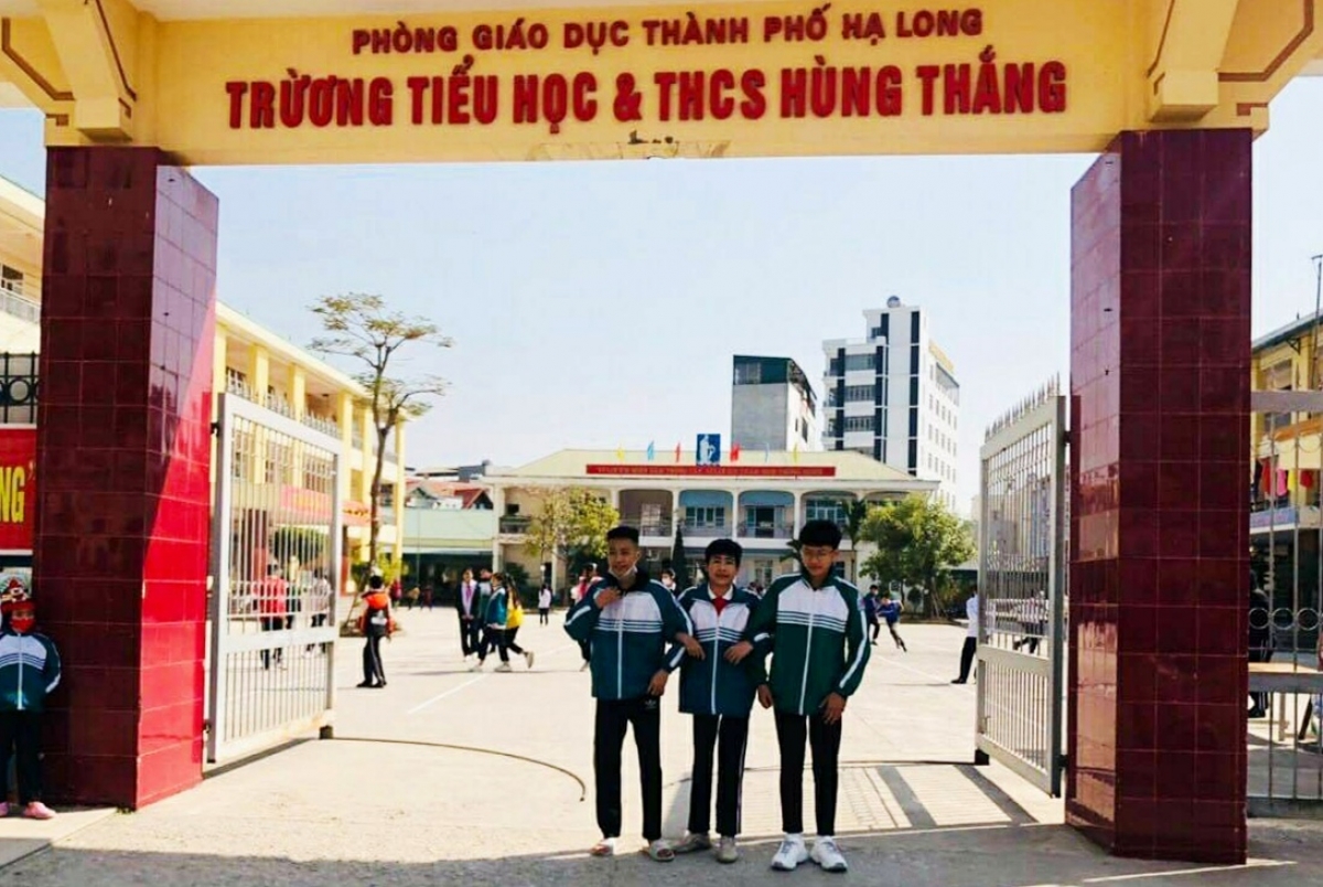 3 học sinh lớp 9B, Trường TH&THCS Hùng Thắng nhặt được tiền trả lại người đánh rơi.
