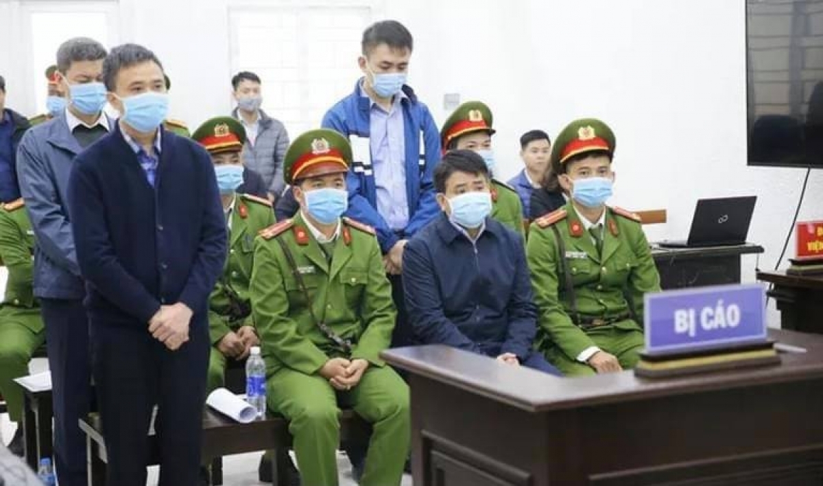 Ông Nguyễn Đức Chung (ngồi giữa) bị tuyên án 5 năm tù.