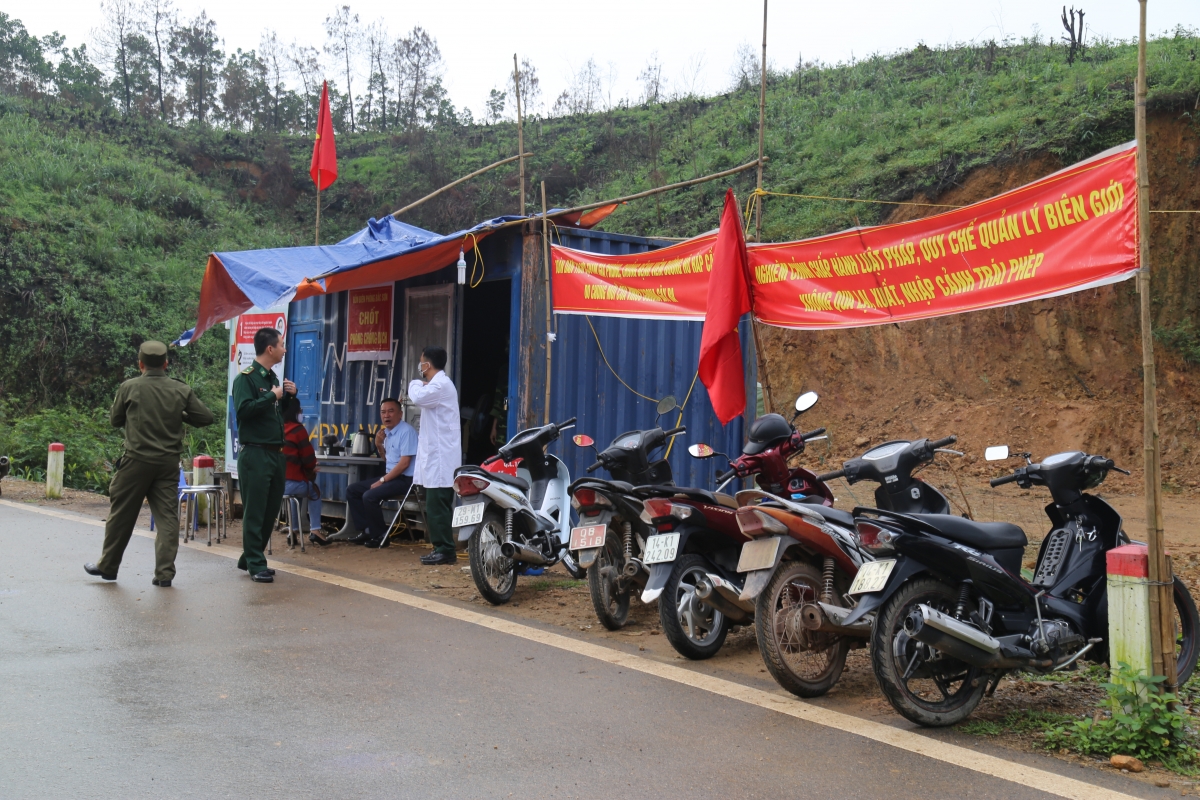 Chậm nhất đến ngày 15/1, 3 địa phương: Móng Cái, Hải Hà, Bình Liêu của tỉnh Quảng Ninh hoàn thành 100% hộ dân ký cam kết phát hiện, tố giác người nhập cảnh trái phép.