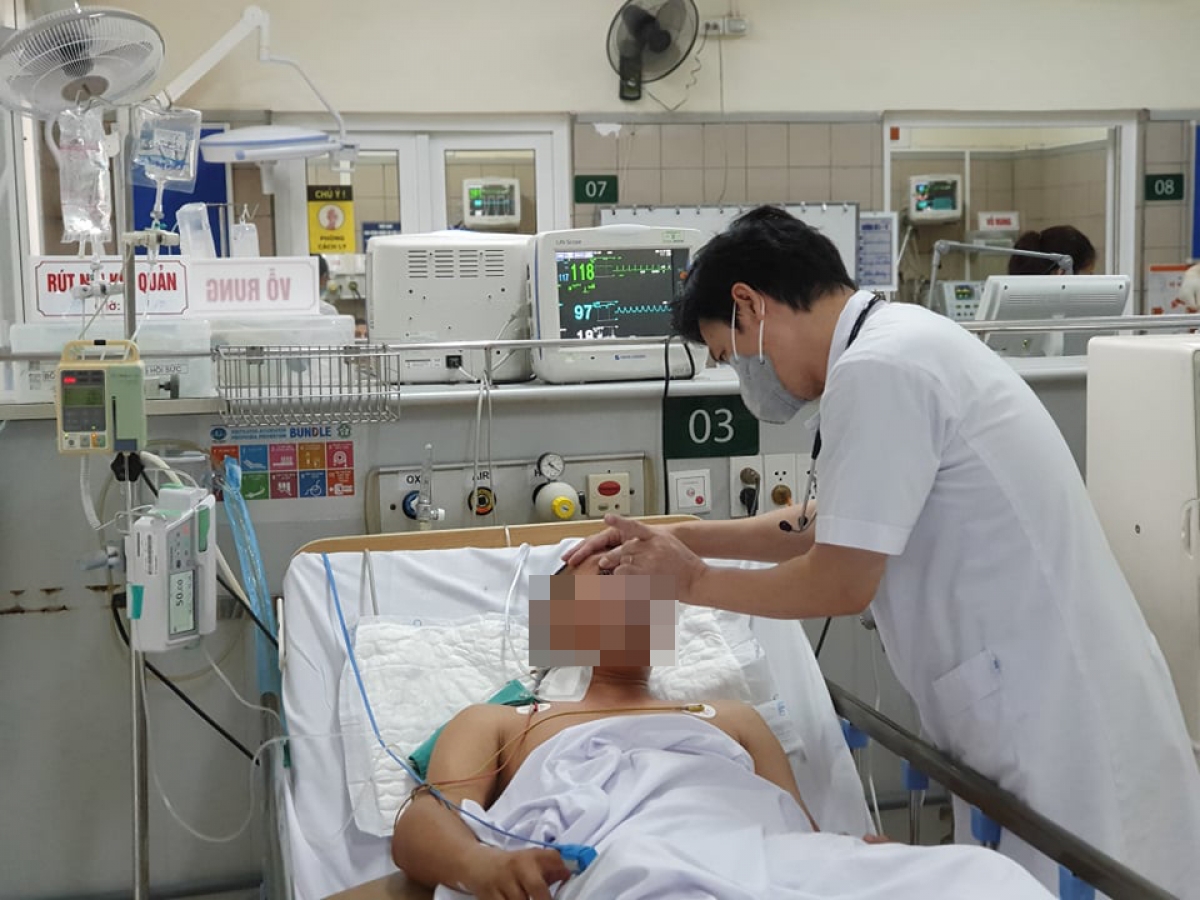 TS.BS Nguyễn Tiến Dũng - Trung tâm Chống độc thăm khám cho một bệnh nhân ngộ độc methanol. (Ảnh minh họa: BVCC)