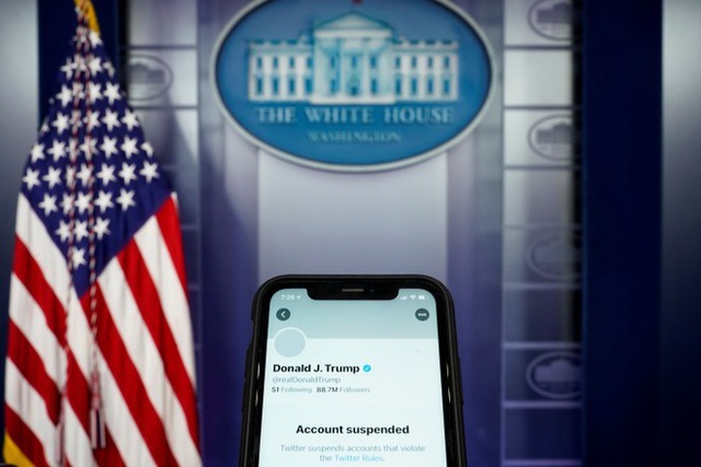 Tài khoản @realDonaldTrump của Tổng thống Trump, với hơn 88 triệu người theo dõi, đã bị Twitter khóa. Ảnh: Reuters