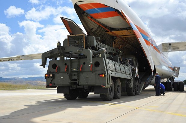 Thổ Nhĩ Kỳ tiếp nhận các bộ phận trong hệ thống S-400. (Ảnh: AP)