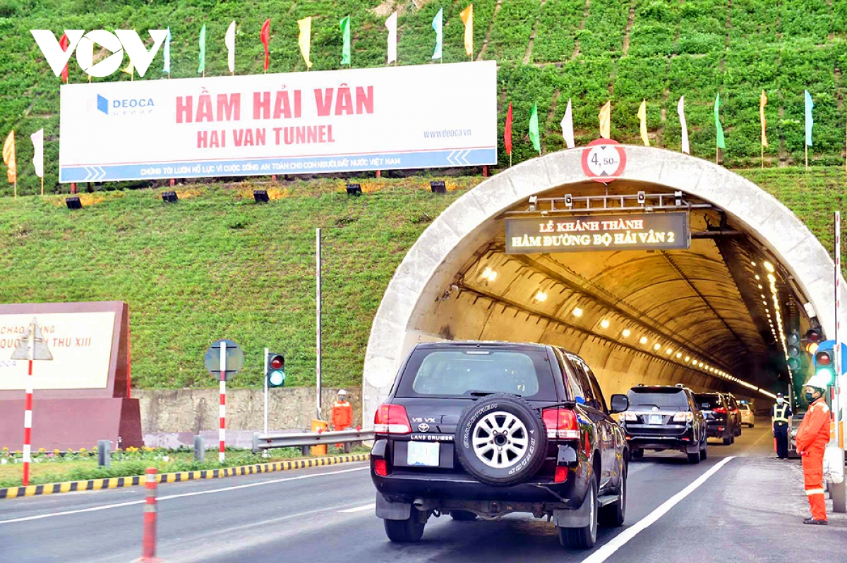 Xe ô tô lưu thông ngay sau khi hầm Hải Vân 2 được cắt băng thông xe.