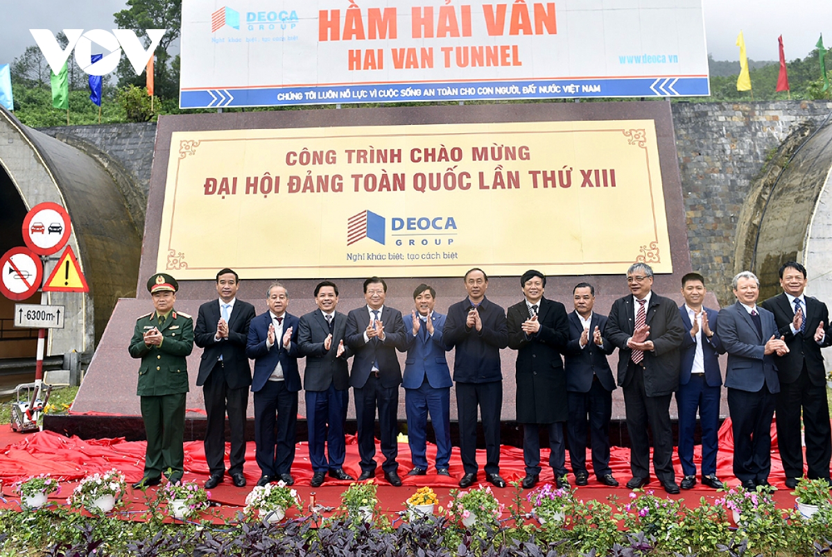 Hầm Hải Vân 2 được gắn biển công trình chào mừng Đại hội Đảng toàn quốc lần thứ XIII.