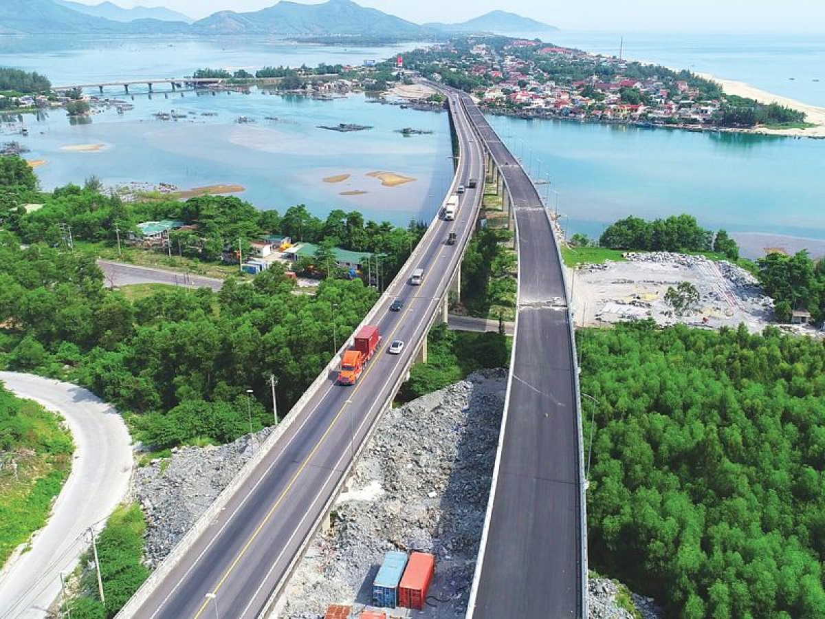 Đường dẫn phía Bắc (địa phận Thừa Thiên Huế) đi kèm hạng mục cầu qua đầm Lập An thuộc Dự án mở rộng ống hầm Hải Vân 2 đang hiện thực hóa nhiều quy hoạch đô thị, du lịch.
