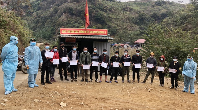 13 công dân Việt Nam vượt biên nhập cảnh trái phép từ phía Trung Quốc về bị Đồn biên phòng Si Ma Cai phát hiện, tạm giữ. (Ảnh biên phòng Lào Cai)