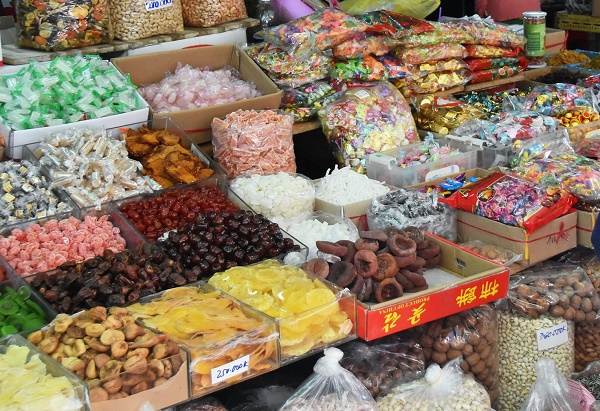 Nhiều loại bánh kẹo bày bán không được ghi thông tin xuất xứ sản phẩm. Ảnh: VGP/Bích Phương